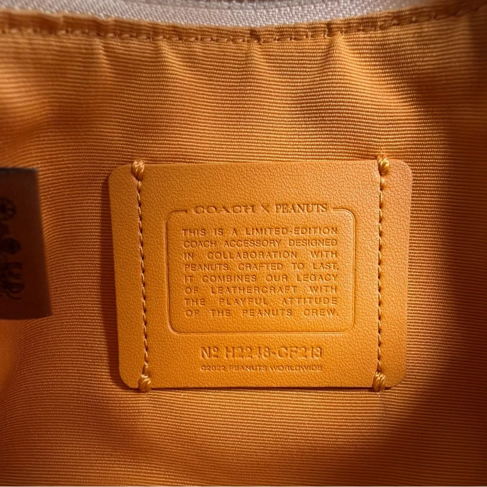 Coach X Peanuts Corner Zip Wristlet With Snoopy And Friends Motif CF213 Ivory - Picture 10 of 11